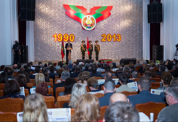 Imagini desprinse parcă din URSS. Şedinţă festivă la Tiraspol, la 23 de ani de la autoproclamarea independenţei GALERIE FOTO 