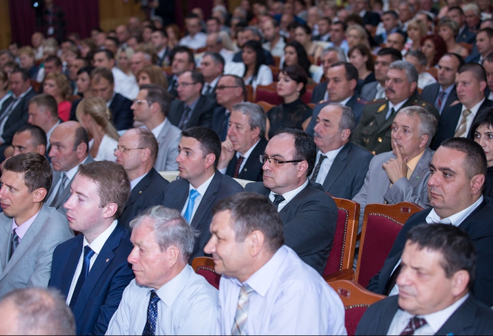 Imagini desprinse parcă din URSS. Şedinţă festivă la Tiraspol, la 23 de ani de la autoproclamarea independenţei GALERIE FOTO 