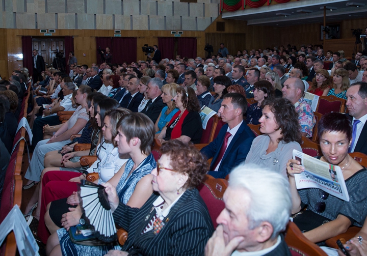 Imagini desprinse parcă din URSS. Şedinţă festivă la Tiraspol, la 23 de ani de la autoproclamarea independenţei GALERIE FOTO 