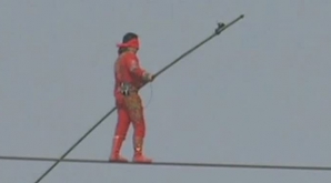 Acrobaţie deasupra Marelui Zid Chinezesc. Un cascador  a efectuat  un exerciţiu excepţional de echilibristică VIDEO