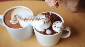 Pictură în 3D din spumă de cafea. Un tânăr din Japonia creează adevărate opere de artă (VIDEO)