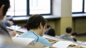 Ministerul Educaţiei schimbă regulile de joc. Studenţii vor concura în fiecare an pentru burse şi locuri la buget