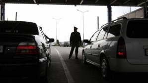 Şase angajaţi ai Serviciului Vamal şi patru ai Poliţiei de Frontieră, reţinuţi. În anchetă au fost implicaţi agenţi sub acoperire