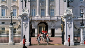 Incident la reşedinţa Reginei Marii Britanii. Un bărbat înarmat cu un cuţit a încercat să pătrundă în palat