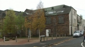 Case care valorează cel puţin o sută de mii de lire sterline fiecare, vândute la preţ de o liră