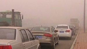 Trafic rutier paralizat şi aeroporturi închise, din cauza unei ceţi toxice care a acoperit mai multe oraşe din nord-estul Chinei 