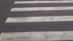 Culmea nesimţirii. O şoferiţă din capitală şi-a parcat maşina pe zebră şi a ÎNJURAT mai mulţi bărbaţi (FOTO)