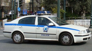 Poliţia din Grecia a anunţat în căutare internaţională familia unei fetiţe blonde (VIDEO)