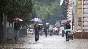 NU UITA umbrela acasă! Vin ploile