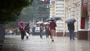 Ploi şi intensificari de vânt, anunţă meteorologii pentru astăzi