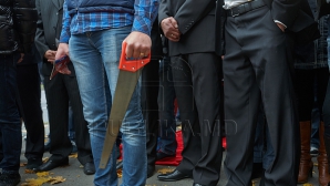 Protest cu fierăstraie în faţa Ministerului Sănătăţii. "Oficialilor le-au cam crescut nasurile de atâtea minciuni" (FOTO/VIDEO)