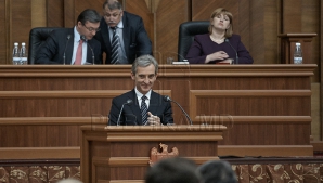 (VIDEO) Prim-ministrul către un deputat comunist: Cum vă numiţi? Nu vă cunosc