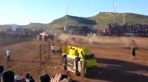 Momente de GROAZĂ, după ce un jeep a intrat în mulţime: Şapte oameni au murit, iar 35 au ajuns la spital VIDEO