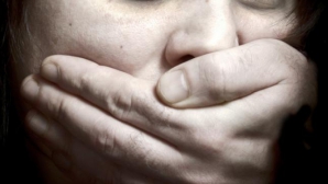 India, îngrozită de un nou viol. Trei bărbaţi au abuzat sexual o fetiţă de 13 ani, după care i-au dat foc