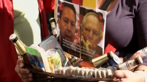 Protest ironic la Atena. Mai mulţi manifestanţi i-au adus de mâncare ministrului Finanţelor (VIDEO)