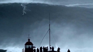 Record mondial la surfing! Un brazilian a urcat cu placa pe un munte de apă (VIDEO)