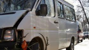 Un microbuz de rută s-a ciocnit de un copac. Şoferul era BEAT