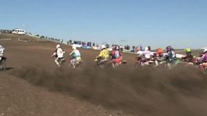 Spectacol pe două roţi la Hânceşti. Peste 100 de sportivi au concurat la Campionatul Internaţional de Motocros (VIDEO)