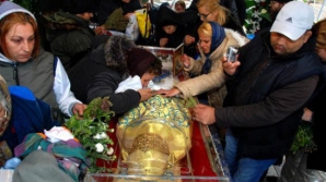 Pelerinajul continuă la Iaşi: Zeci de mii de oameni au îndurat frigul şi oboseala pentru a se închina moaştelor Sfintei Parascheva