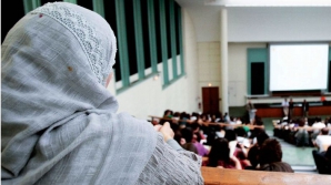 Turcia a anulat interdicţia privind portul vălului islamic în instituţiile de stat 