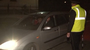 Poliţiştii au "vânat" şoferi beţi. 26 de conducători auto, prinşi băuţi, iar unul a doborât un stâlp