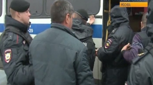 Peste o mie imigranţi, reţinuţi la Moscova. Asupra mai multor oameni au fost găsite bâte şi arme albe