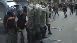 (VIDEO) Lupte de stradă în Italia şi marş de kilometri cu sute de autobuze în Portugalia 