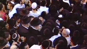Peste 500 de mii de oameni au participat la înmormântarea celui mai influent rabin din Israel (VIDEO)