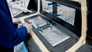 Volvo transformă portierele maşinii în baterii 