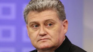 Tatăl lui Edward Snowden a sosit în Rusia pentru a-şi vizita fiul (VIDEO)