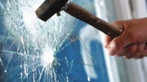 Jaf ziua în amiaza mare la Paris! Bărbaţi înarmaţi cu topoare şi ciocane au spart un magazin de lux