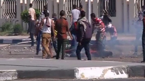 Violenţe la Cairo: Un grup de studenţi au aruncat cu pietre în poliţişti (VIDEO)