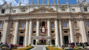 Revista presei: Peste 1.000 de clienţi îşi ascund banii negri în Banca Vaticanului