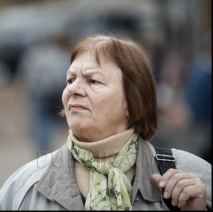 60 de portrete emoţionante, realizate pe străzile Chişinăului. CE SPUN PRIVIRILE ACESTOR OAMENI!? 