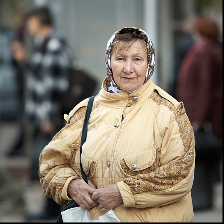 60 de portrete emoţionante, realizate pe străzile Chişinăului. CE SPUN PRIVIRILE ACESTOR OAMENI!? 