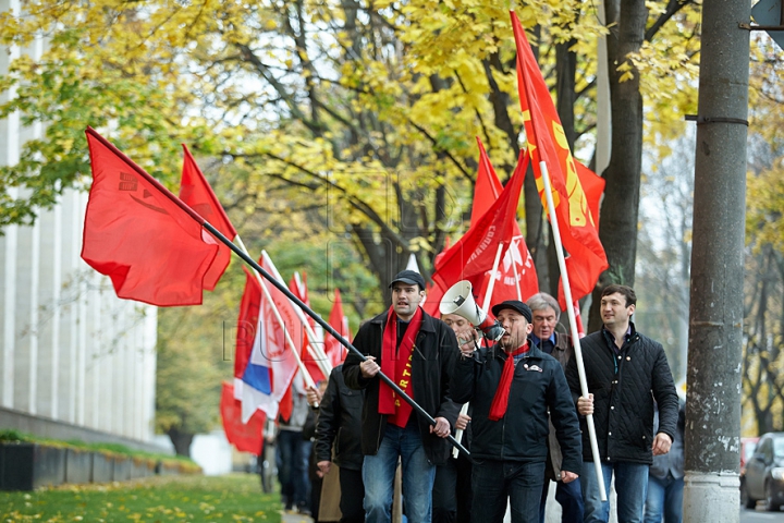 O nouă zi, acelaşi scenariu. Comuniştii au ieşit, din nou, cu butoaie metalice în faţa Palatului Republicii GALERIE FOTO