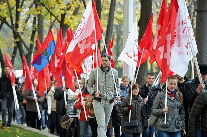 O nouă zi, acelaşi scenariu. Comuniştii au ieşit, din nou, cu butoaie metalice în faţa Palatului Republicii GALERIE FOTO