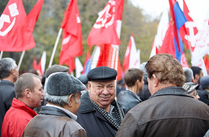 O nouă zi, acelaşi scenariu. Comuniştii au ieşit, din nou, cu butoaie metalice în faţa Palatului Republicii GALERIE FOTO