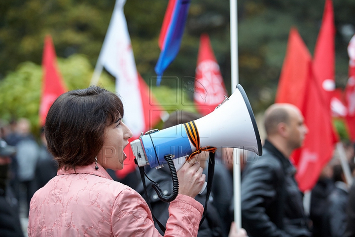 O nouă zi, acelaşi scenariu. Comuniştii au ieşit, din nou, cu butoaie metalice în faţa Palatului Republicii GALERIE FOTO