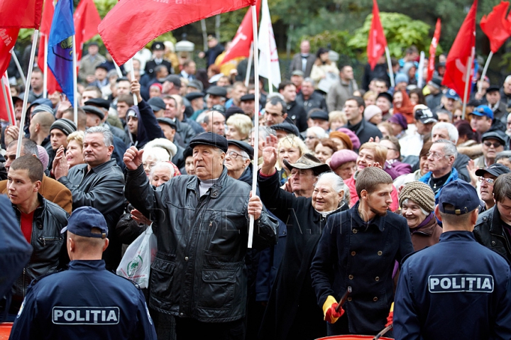 O nouă zi, acelaşi scenariu. Comuniştii au ieşit, din nou, cu butoaie metalice în faţa Palatului Republicii GALERIE FOTO