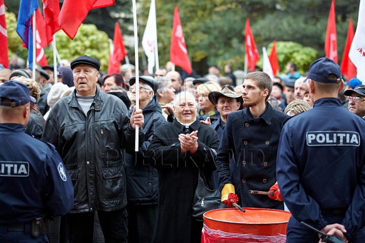 O nouă zi, acelaşi scenariu. Comuniştii au ieşit, din nou, cu butoaie metalice în faţa Palatului Republicii GALERIE FOTO