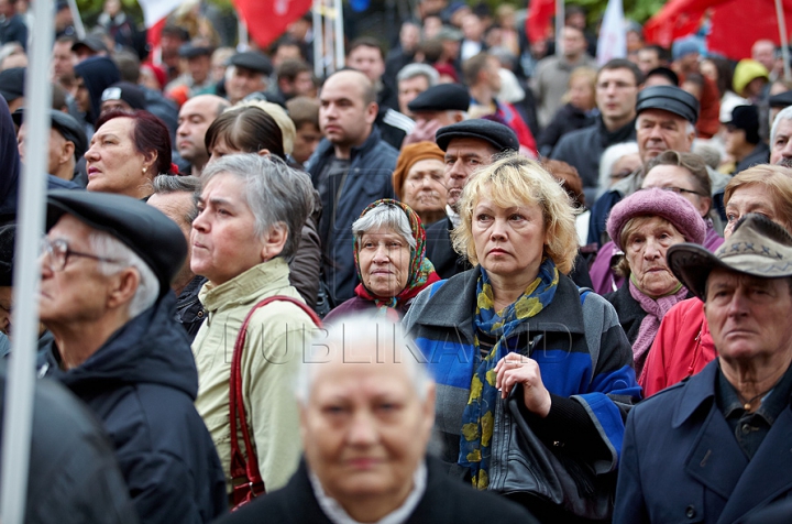 O nouă zi, acelaşi scenariu. Comuniştii au ieşit, din nou, cu butoaie metalice în faţa Palatului Republicii GALERIE FOTO