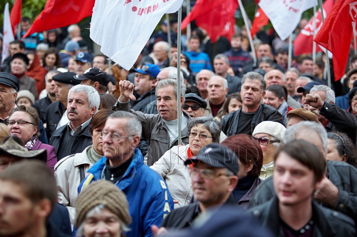 O nouă zi, acelaşi scenariu. Comuniştii au ieşit, din nou, cu butoaie metalice în faţa Palatului Republicii GALERIE FOTO