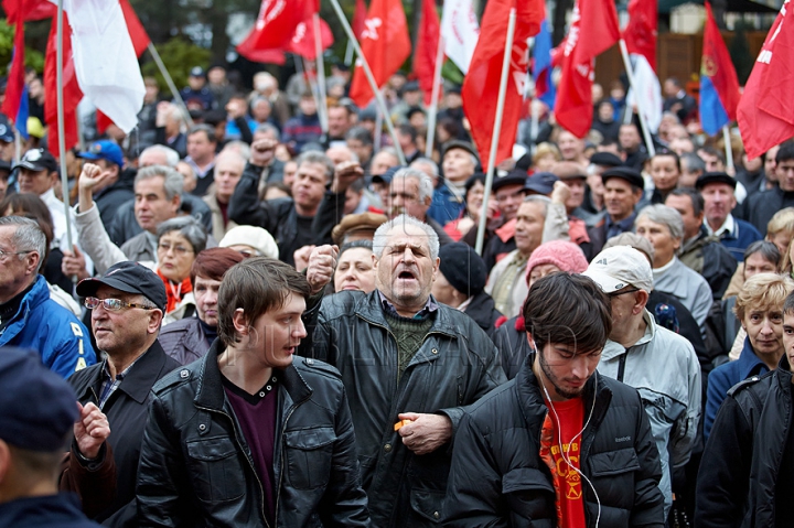 O nouă zi, acelaşi scenariu. Comuniştii au ieşit, din nou, cu butoaie metalice în faţa Palatului Republicii GALERIE FOTO