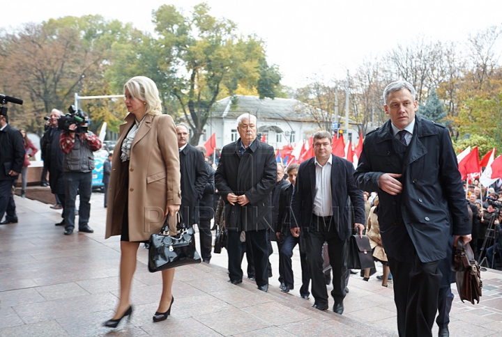 O nouă zi, acelaşi scenariu. Comuniştii au ieşit, din nou, cu butoaie metalice în faţa Palatului Republicii GALERIE FOTO