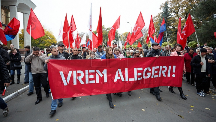 O nouă zi, acelaşi scenariu. Comuniştii au ieşit, din nou, cu butoaie metalice în faţa Palatului Republicii GALERIE FOTO