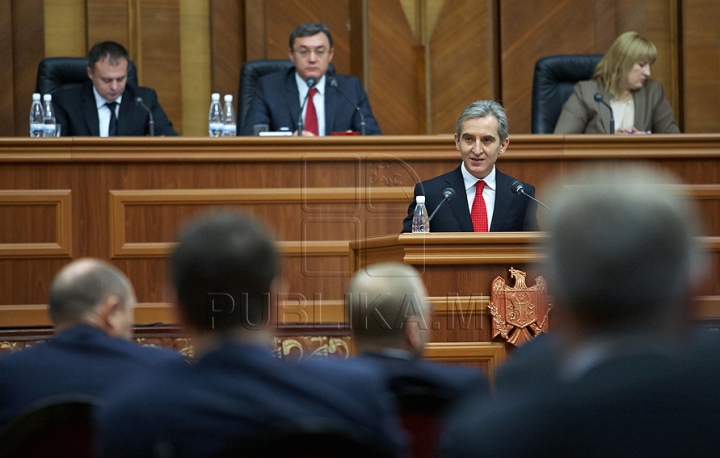 Ziua cravatelor roşii în Parlament. Mai mulţi demnitari au purtat accesorii asemănătoare la şedinţa Legislativului (FOTO)