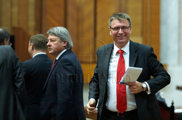 Ziua cravatelor roşii în Parlament. Mai mulţi demnitari au purtat accesorii asemănătoare la şedinţa Legislativului (FOTO)