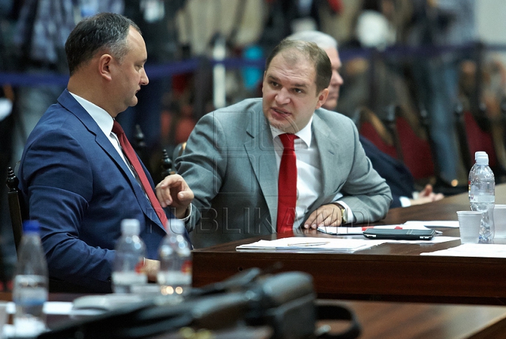 Ziua cravatelor roşii în Parlament. Mai mulţi demnitari au purtat accesorii asemănătoare la şedinţa Legislativului (FOTO)