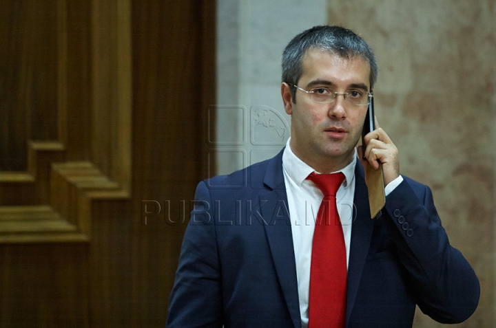 Ziua cravatelor roşii în Parlament. Mai mulţi demnitari au purtat accesorii asemănătoare la şedinţa Legislativului (FOTO)